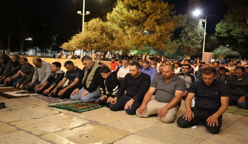 ويطرد المعتكفين بالأقصى