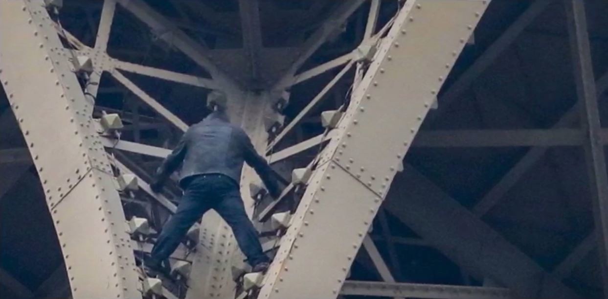 بالفيديوهات: الشرطة توقف رجلا تسلق برج إيفل في باريس