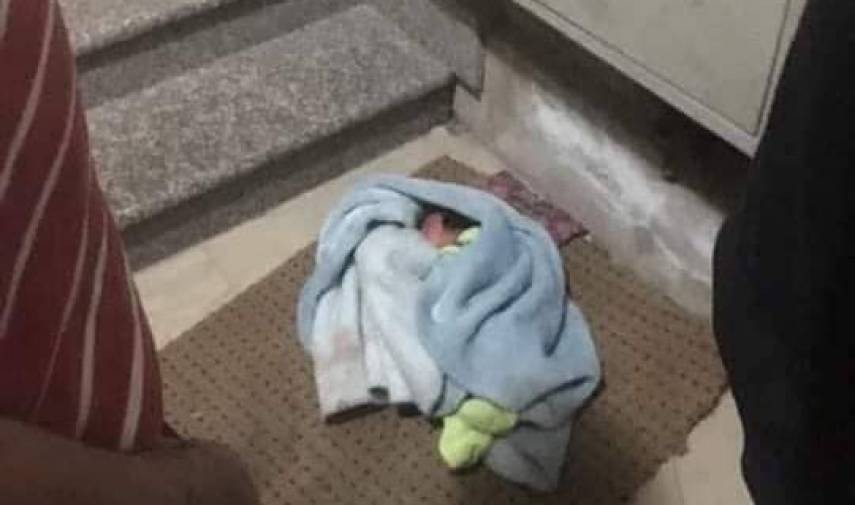 العثور على طفلة رضيعة أمام عمارة سكنية بالخليل