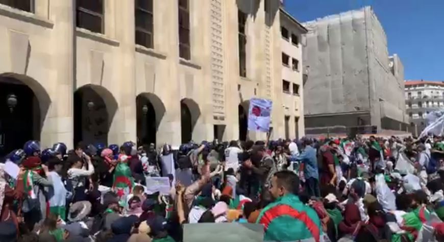 مسيرة طلابية في الجزائر للمطالبة بتغيير جذري للنظام