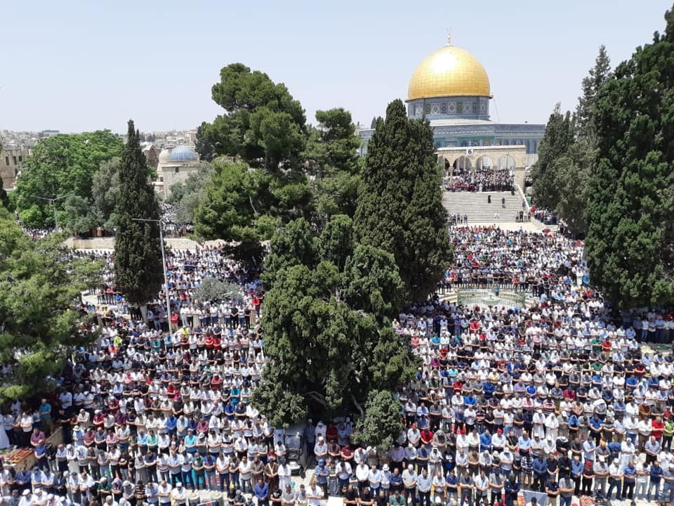 200 ألف مصلٍ يؤدون صلاة الجمعة في رحاب المسجد الأقصى