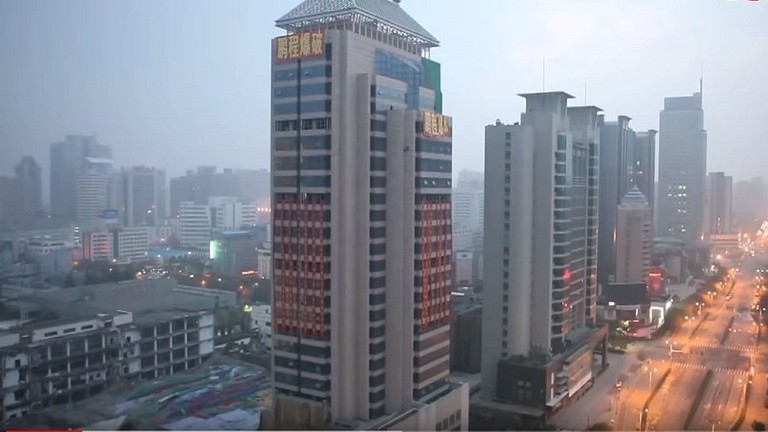 شاهدوا بالفيديو: سقط من الطابق 23 وبقي حيا!