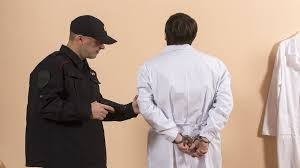 شاهد: مجرم يضع شرطا غريبا لتسليم نفسه للشرطة!