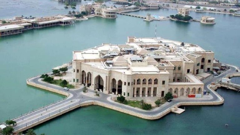 قَصِر زوجة صدام حسين يشعل خلافاً عشائرياً