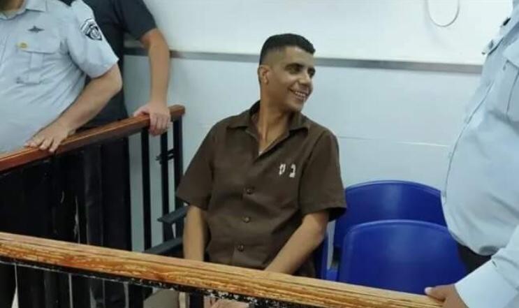 الاحتلال يُمدّد اعتقال زكريا الزبيدي ويوجّه له "24" تهمة
