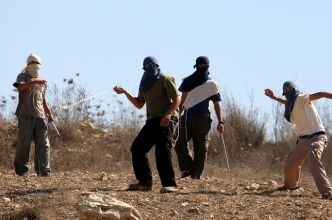 مستوطنون يهاجمون مركبات المواطنين في الخليل