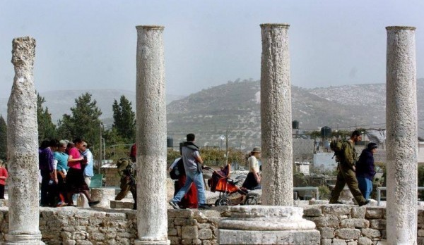 عشرات المستوطنين المتطرفين يقتحمون الموقع الأثري في سبسطية