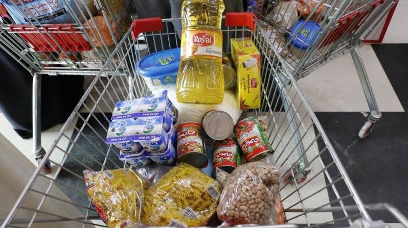 فحص أسماء المستفيدين من مشروع القسائم الشرائية المقدم من "لجنة التكافل"