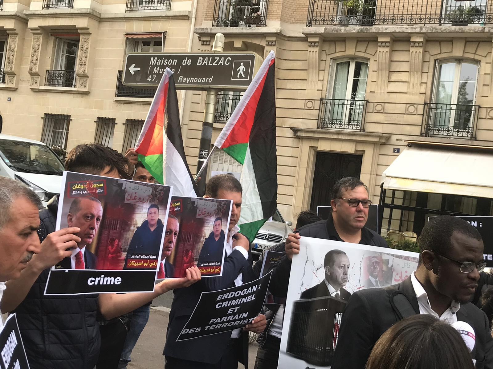 بالصور: وقفة احتجاجية أمام سفارة "تركيا" في باريس رفضاً لإعدام الفلسطيني مبارك