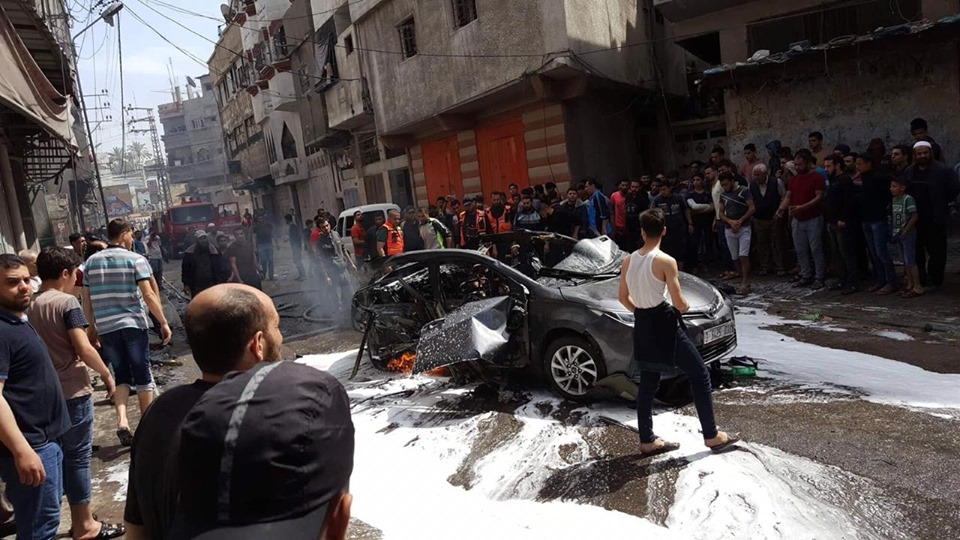 بالصور: شهيد وإصابات جراء استهداف الاحتلال لمركبة في مدينة غزة