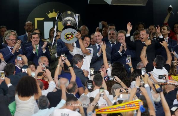 فالنسيا يسقط برشلونة ويتوج بكاس الملك