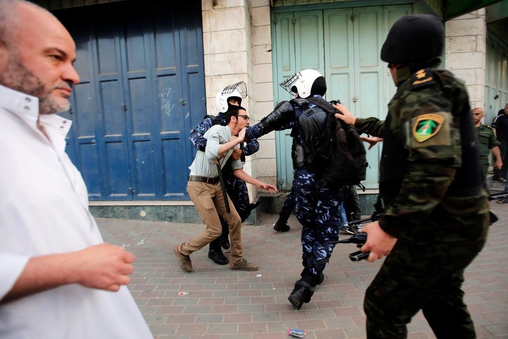 الشرطة تفرقها