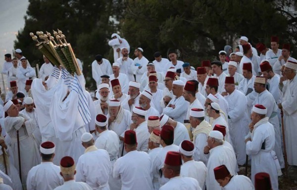 أبناء الطائفة السامرية يؤدون طقوس الحج على جبل جرزيم