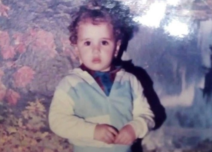 هذه الفنانة تنشر صورتها في مرحلة الطفولة!