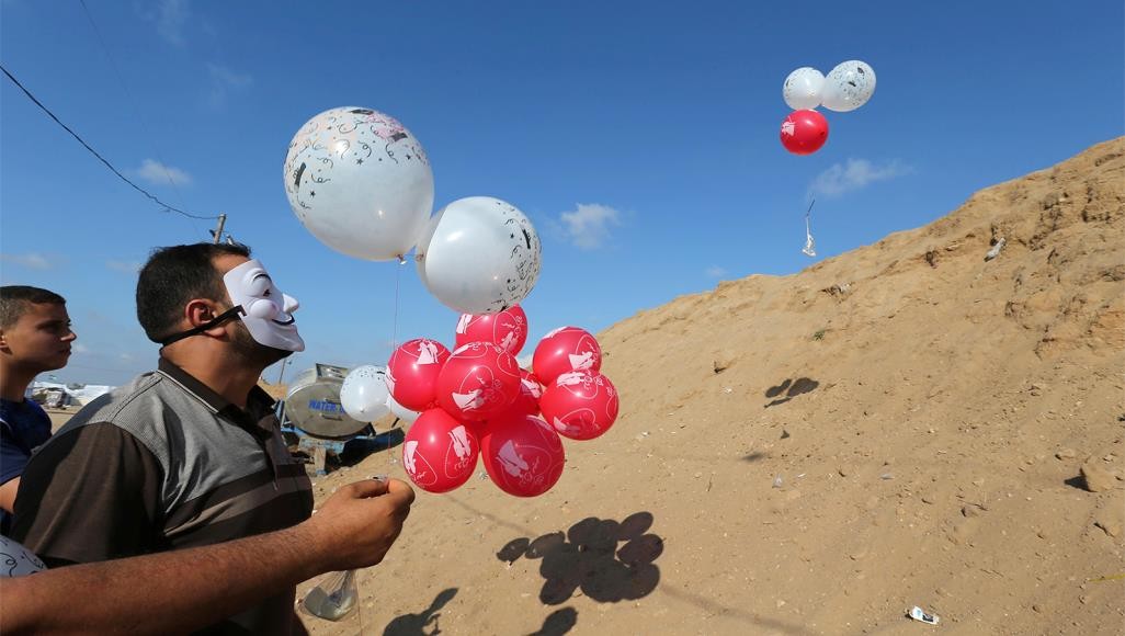 الاحتلال يكشف عن كيفية رده على إطلاق البالونات الحارقة من غزّة