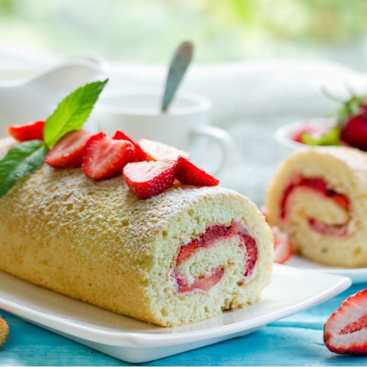 طريقة عمل "سويسرول" بالفراولة