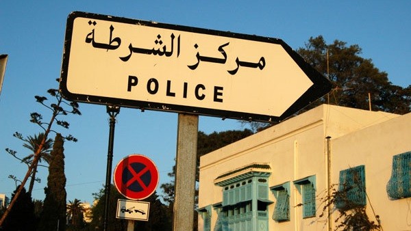 بسبب "شكوك" قتل زوجته وسلم رأسها للشرطة