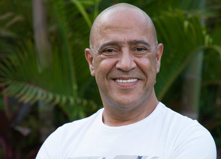 بالصور:الفنان" أشرف عبد الباقي " كامل العدد بمسرحية "كلها غلط" في موسمها الثاني