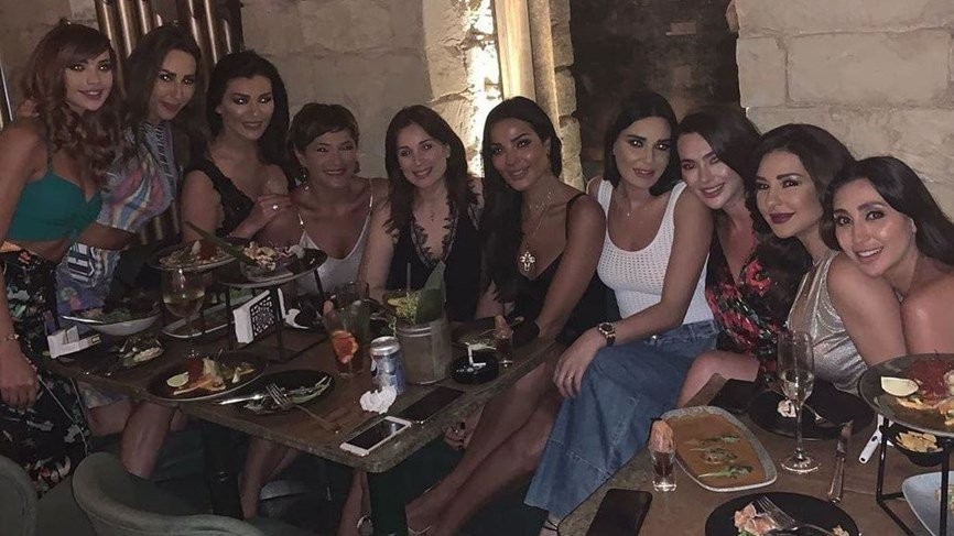 صورة جديدة تجمع نجمات الدراما "اللبنانية" و"صلحة" بين فنانتين!