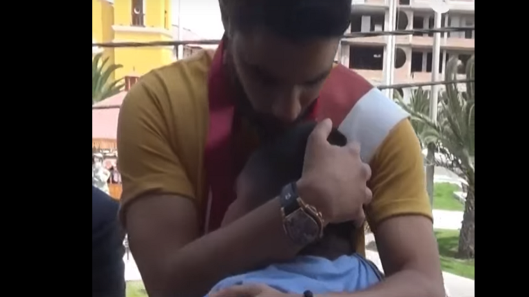 مشاهد مؤثرة "مليونير" من البحرين يغيث طفلا في البيرو!