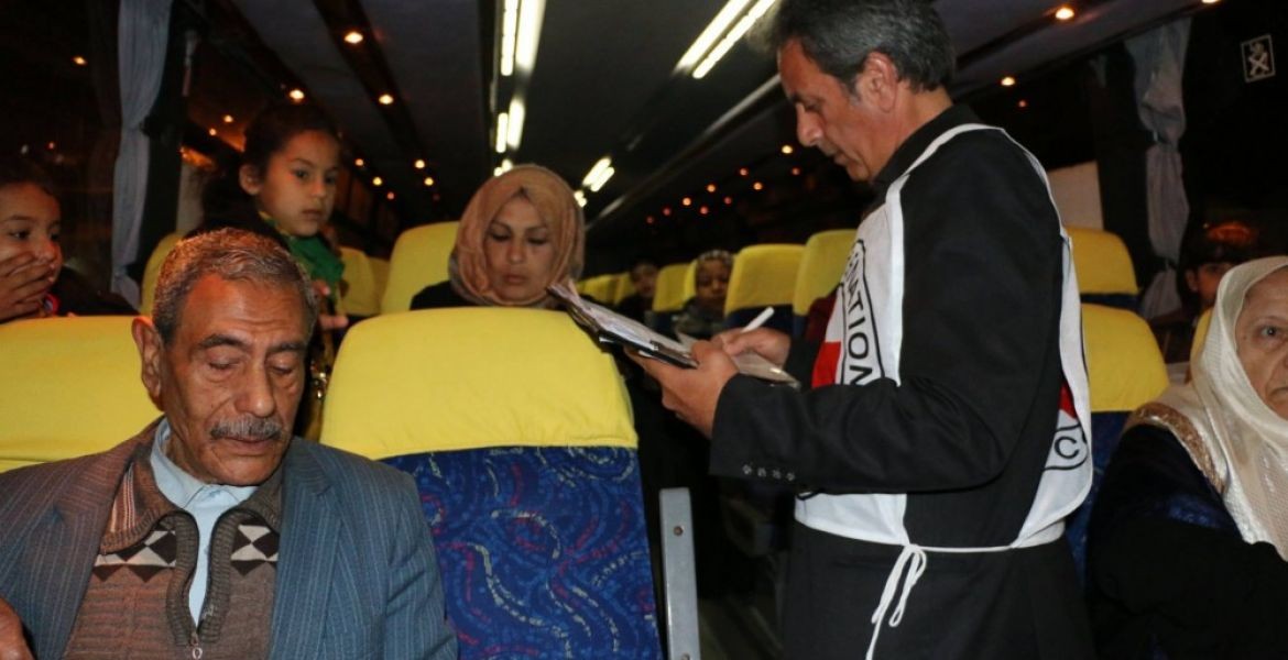 17 من أهالي أسرى غزة يزورون أبناءهم في سجن "رامون"