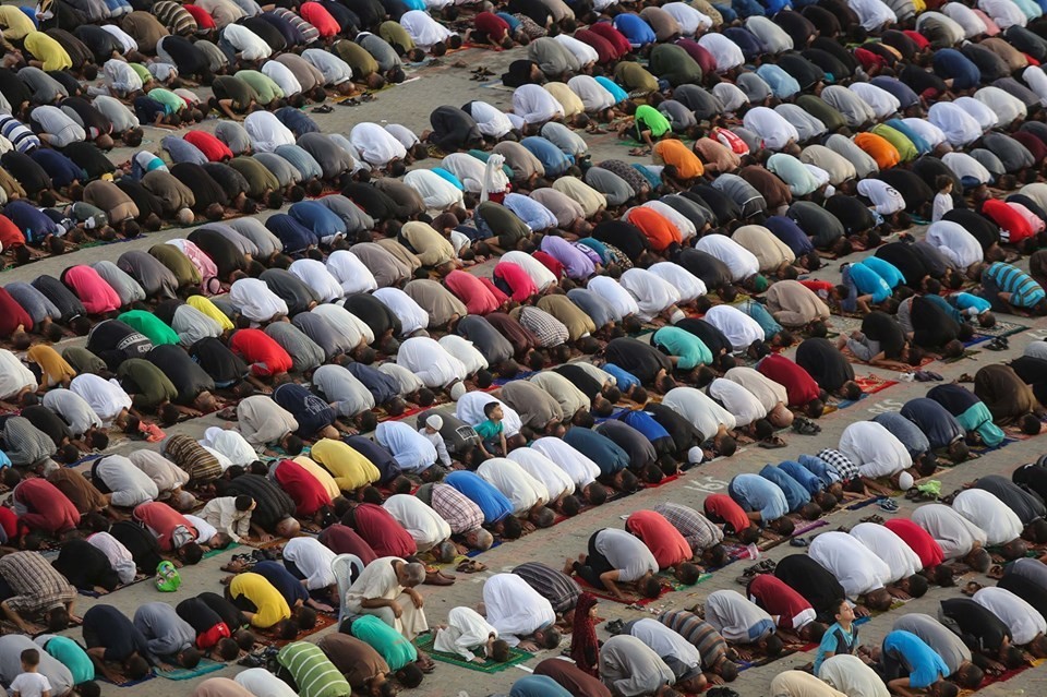بالصور| غزة تحيي صلاة العيد في الساحات العامة
