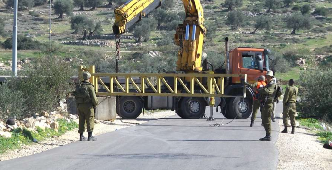 الاحتلال ينصب بوابة حديدية شمال نابلس