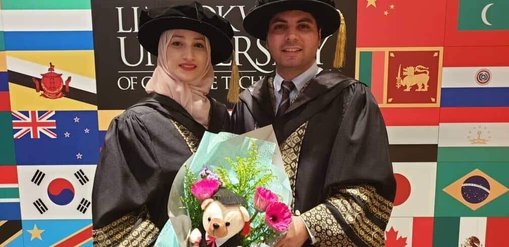 بالصور: زوجان من غزة يحصلان على درجة الدكتوراه و جائزة التميز من جامعة ماليزية