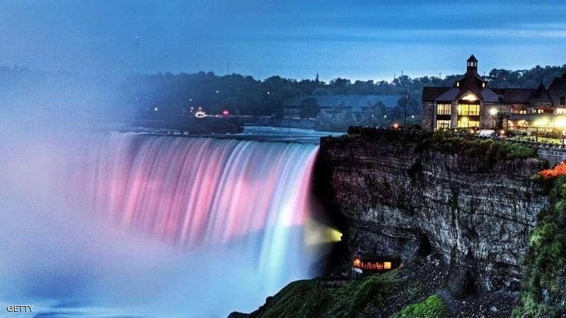 يلقي بنفسه في "شلالات نياغرا" وينجو بغرابة