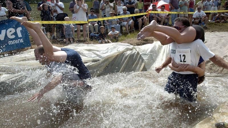 زوجان يعيدان الكرة بالفوز ببطولة العالم لحمل الزوجات