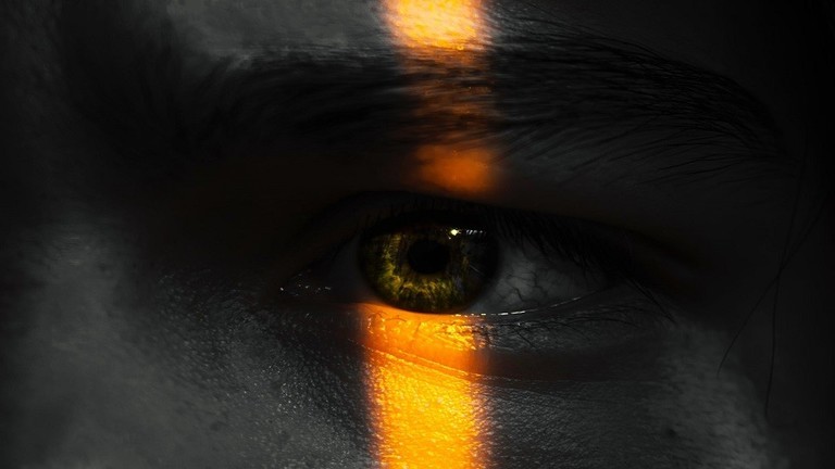 بالفيديو: بأجنحة وأذرع مخلوق غريب "يزور" إندونيسي ليلا!