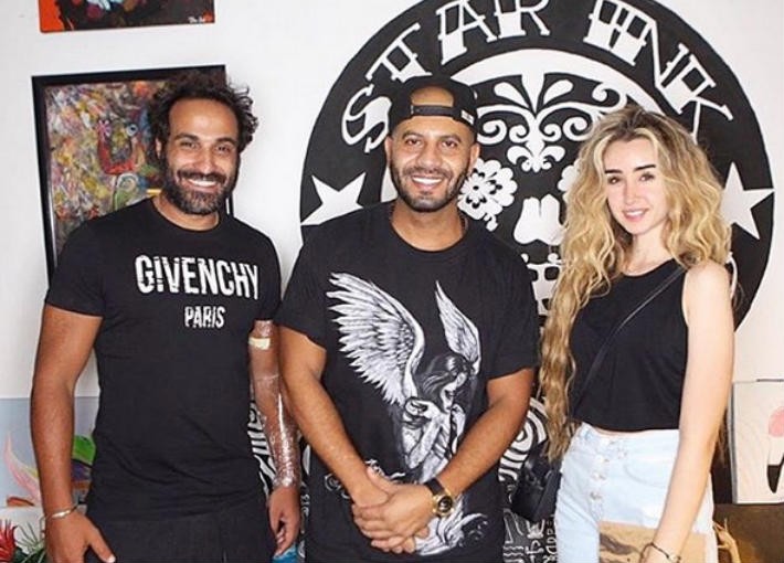 صورة: أحمد فهمي بوشم كبير على كتفه.. رأس كلب!