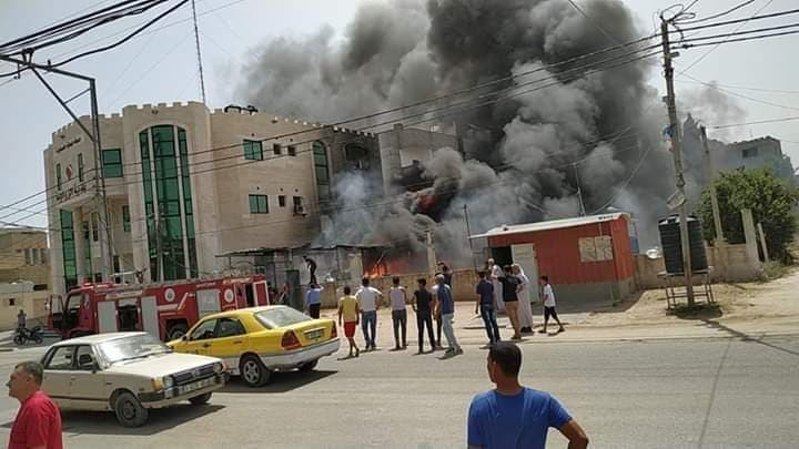 بالصور: حريق ضخم جراء انفجار مولد كهرباء وسط القطاع