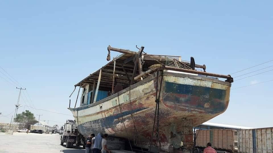 بالصور: الاحتلال يُفرج عن سفينة صادرها من بحر غزة عام 2000