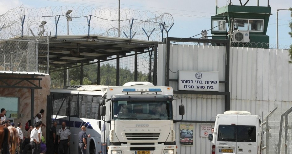 مركز حقوقي: ارتفاع عدد الأسرى المصابين بالأورام السرطانية في سجون الاحتلال