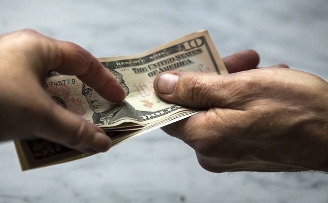 مساعدات مالية للعائلات الفقيرة في غزة