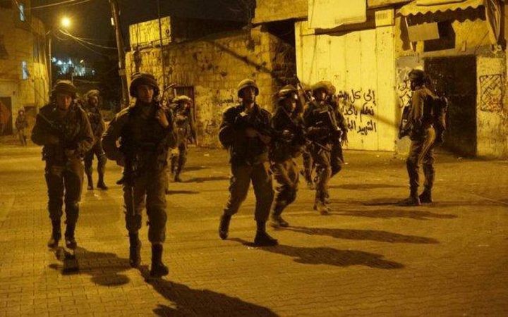 الاحتلال يعتقل 12 مواطناً من أنحاء متفرقة بالضفة