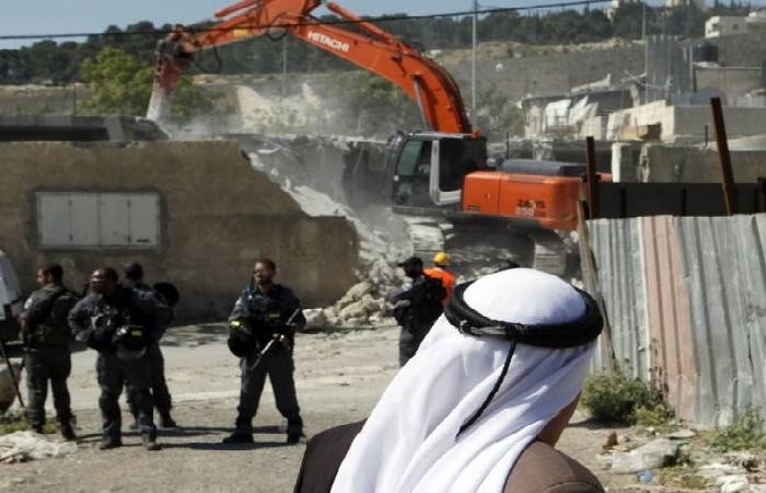 الاحتلال يخطر بهدم منزل عائلة أسير من جنين