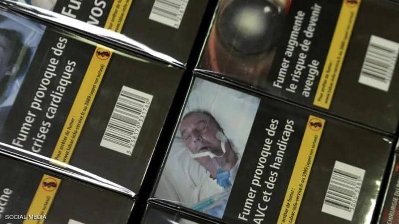 ينفجر غضبا بسبب "ساقه المبتورة" على علب السجائر