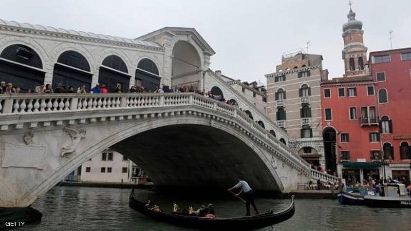 فنجان قهوة يكلف سائحين غرامة "غير معقولة"