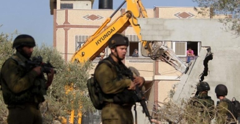 الاحتلال يُقرر مصادرة وهدم منزل الأسير خروشة