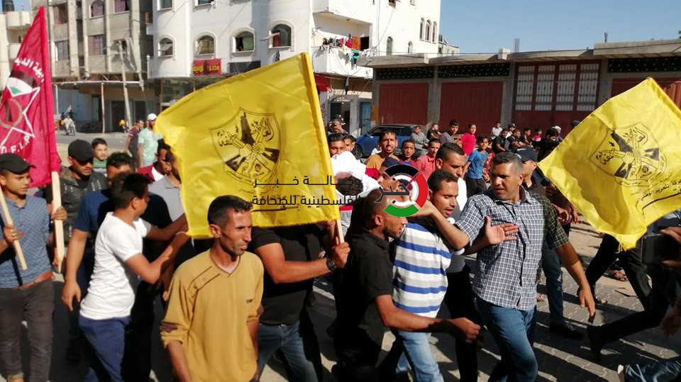 بالصور: جماهير غفيرة تشيع جثمان الشهيد اشتيوي برفح