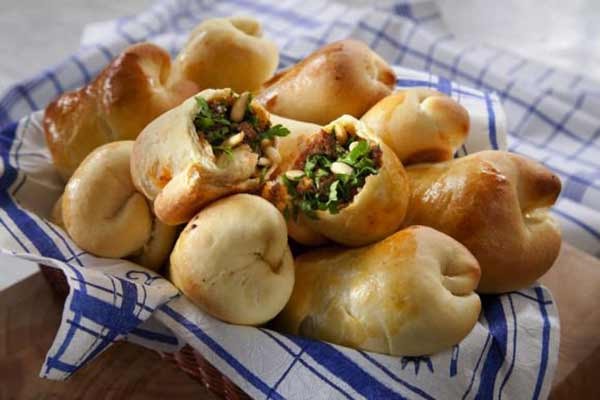 طريقة عمل "فطاير اللحم" بصلصة الطماطم الشهية