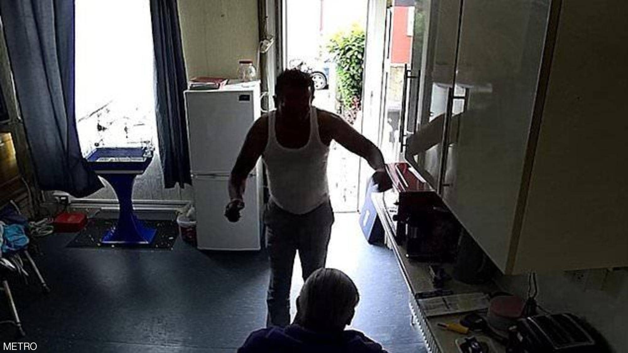 بالصور: الكاميرات تضبط لصا بـ"أحقر" سرقة ممكنة