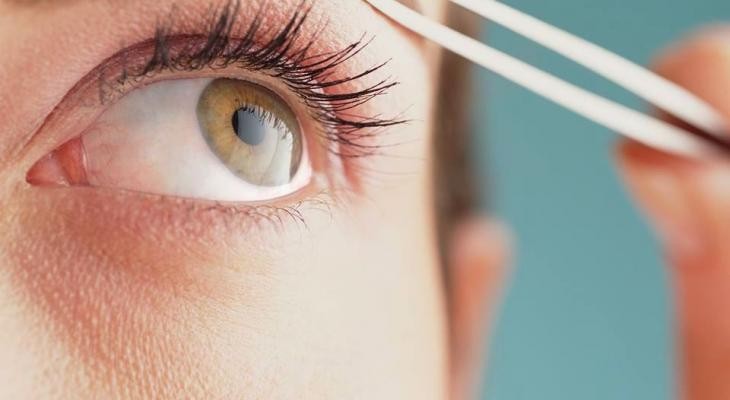 هل تعلمون لماذا لعن الله النامصة وما هو السبب !!