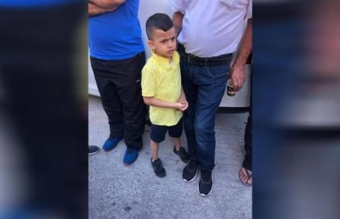 مقدسيون يرافقون طفلًا قاصرًا لمركز التحقيق بالمدينة