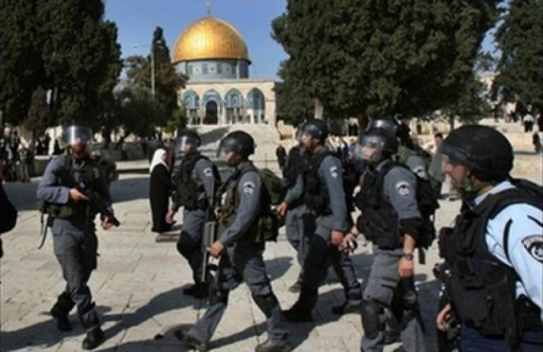 القدس: الاحتلال يعتقل شابين ويفرج عن طفلة