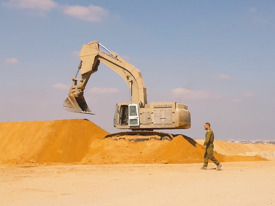 الاحتلال يواصل إقامة سواتر رملية على حدود غزة