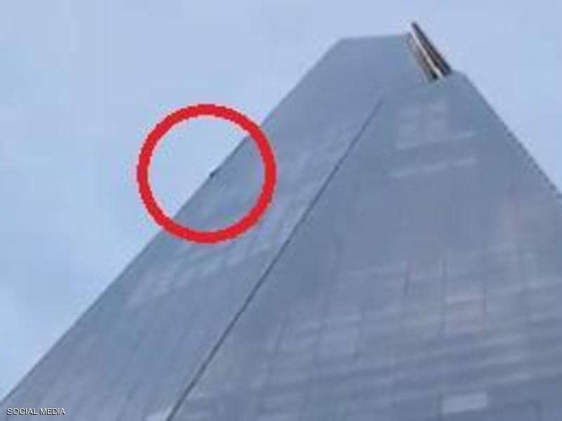 شاهد: رجل يتسلق أطول مبنى في غرب أوروبا