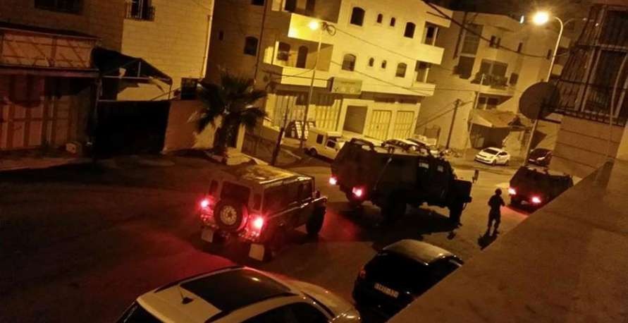 الخليل: قوات الاحتلال تعتقل 4 مواطنين من قرية الزويدين شرق يطا 